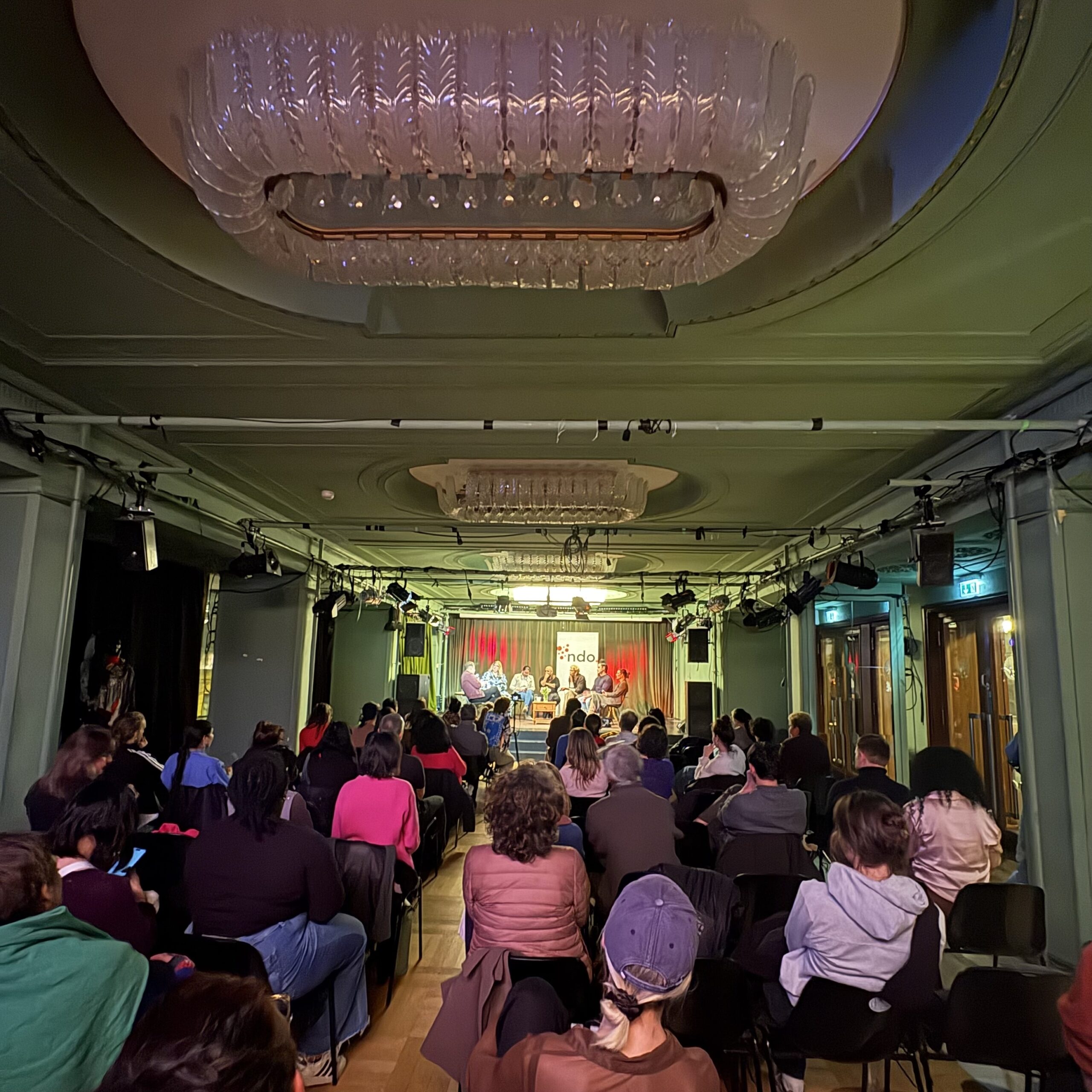 „Bruder, ich arbeite bei der Post. Bin ich jetzt postmigrantisch?“ – Erster Politischer ndo Salon 2025